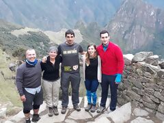 Llegada del grupo de excursionistas a Machu Picchu